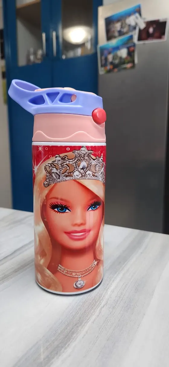 Kids flip-top bottle with a pink lid printed with a fashion doll in a tiara